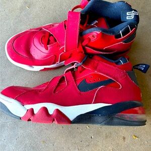 Men’s Nike. Size 9.5. Great shoes.